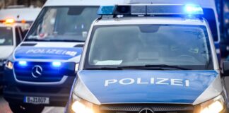 Die Berliner Polizei wird eine Demonstration der rechtsextremen Partei Die Heimat und Gegenproteste mit einem Großaufgebot begleiten. (Symbolbild)