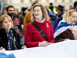 Preisler demonstrierte häufiger mit Blumen und Pappschild am Rande von propalästinensischen Demonstrationen. 