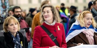 Preisler demonstrierte häufiger mit Blumen und Pappschild am Rande von propalästinensischen Demonstrationen. 