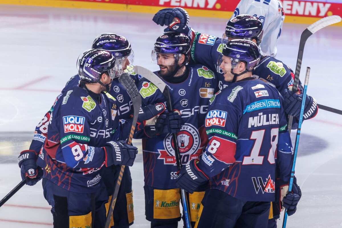 Eisbären Berlin - Adler Mannheim Angreifer Liam Kirk (M.) feierte mit den Eisbären Berlin einen überzeugenden Sieg beim Tabellenführer Straubing.