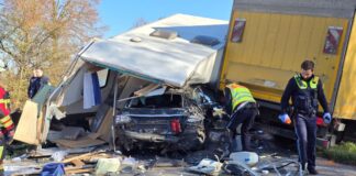 Polizei findet Kinderpornografie nach Flucht und Unfall Der Mann wurde zwischenzeitlich in dem Auto eingeklemmt.