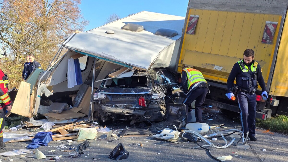 Schwerer Unfall auf der Bundesstraße 12 Der Mann wurde zwischenzeitlich in dem Auto eingeklemmt.
