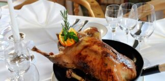 Martinsgans trotz Vogelgrippe gesichert Der traditionelle Gänsebraten zu Sankt Martin wird Experten zufolge nicht viel teurer. (Symbolbild)