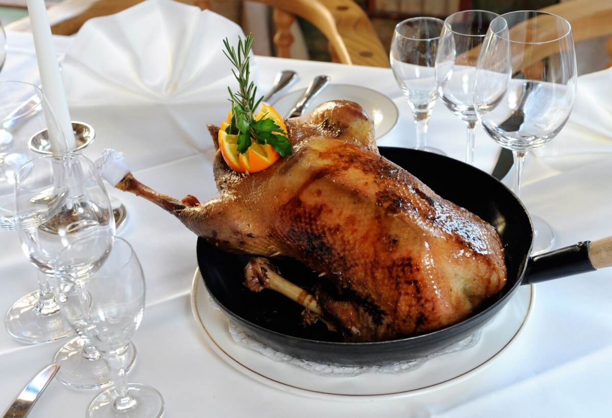 Martinsgans Der traditionelle Gänsebraten zu Sankt Martin wird Experten zufolge nicht viel teurer. (Symbolbild)