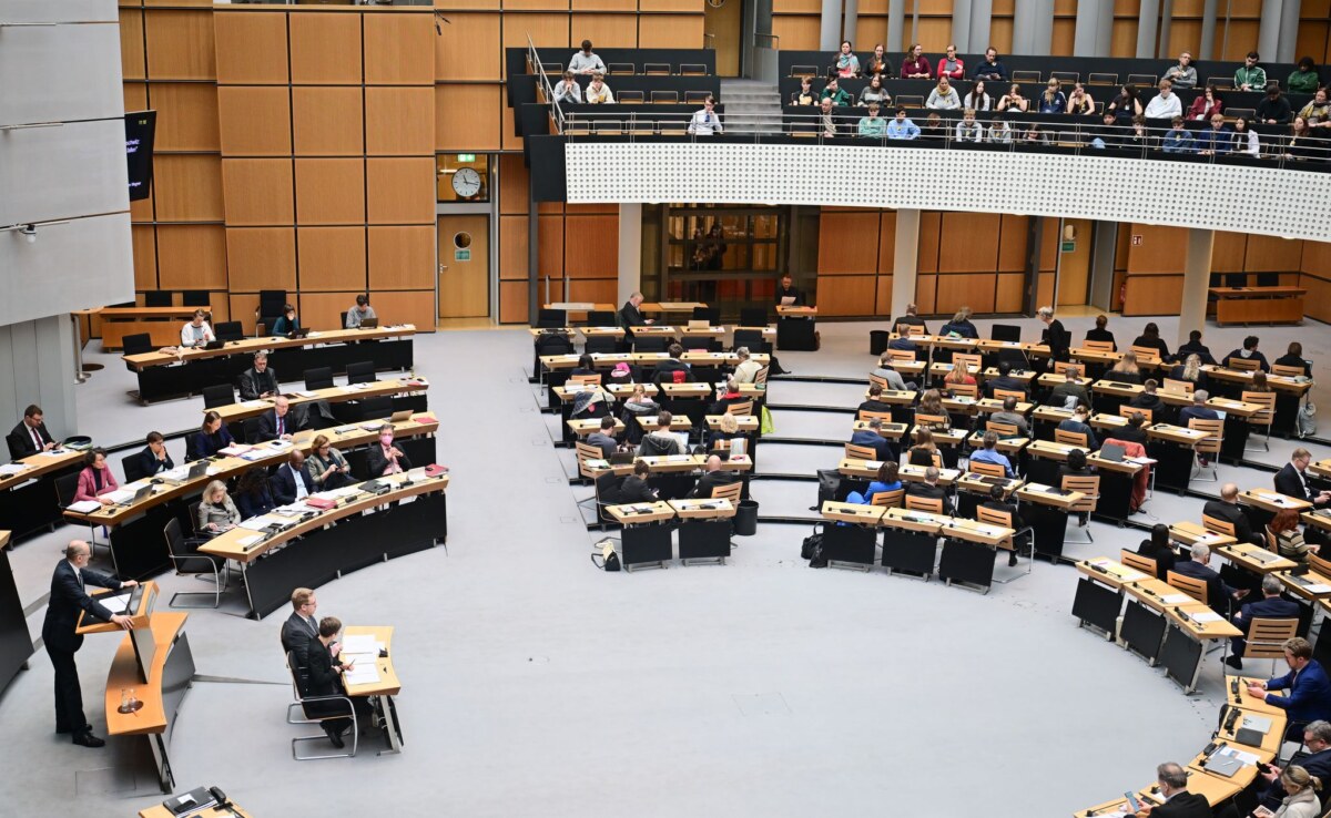 Berliner Abgeordnetenhaus Der bisherige Grünen-Politiker Altug kehrt seiner Partei und seiner Fraktion im Abgeordnetenhaus den Rücken zu. (Archivbild)
