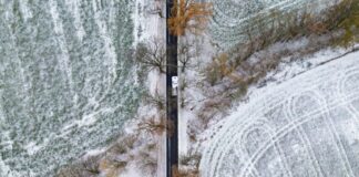 Frost, Nebel und örtliche Schneeschauer sorgen vielerorts für einen winterlichen Start in den Tag.