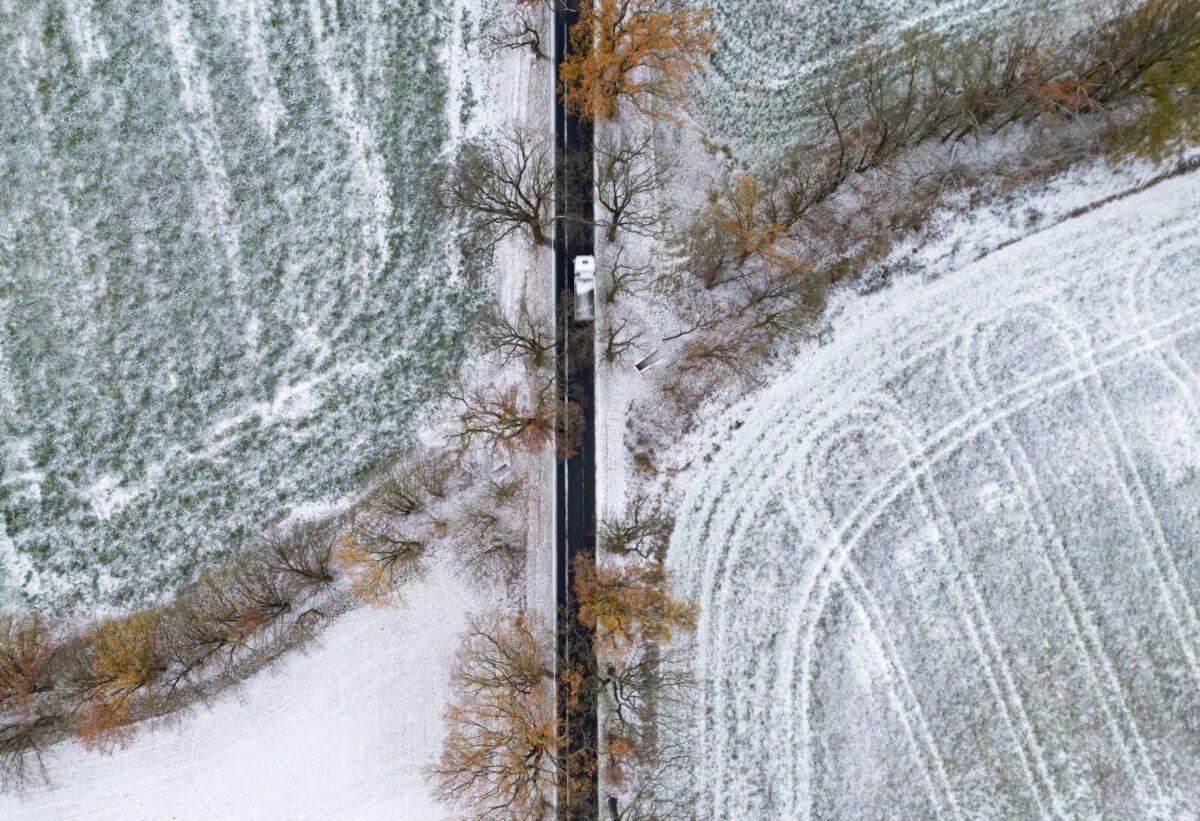 Schnee in Brandenburg Frost, Nebel und örtliche Schneeschauer sorgen vielerorts für einen winterlichen Start in den Tag.