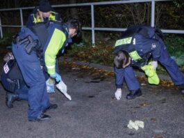 Die Hintergründe des Vorfalls sowie weitere Details waren zunächst nicht bekannt. 