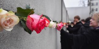 Mit bunten Rosen: Berlin erinnert an Mauerfall vor 36 Jahren In Berlin wird an den Mauerfall 1989 erinnert.