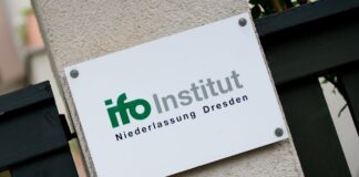 Die Stimmung in der ostdeutschen Wirtschaft hat sich nach Angaben des Ifo Institutes Dresden im November leicht aufgehellt (Symbolbild). 