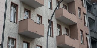 Durchsuchungen gab es nach Angaben der Staatsanwaltschaft an drei Anschriften. 