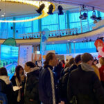 Nur noch eine Woche bis zur 15. JOBMEDI Berlin im Palais am Funkturm Besucherinnen und Besucher im dichten Austausch an den Messeständen der JOBMEDI Berlin. Foto: JOBMEDI Berlin