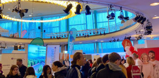 Besucherinnen und Besucher im dichten Austausch an den Messeständen der JOBMEDI Berlin. Foto: JOBMEDI Berlin