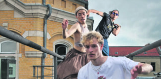 Die jungen Tänzer Stefan Stiller, Thomas Pham und JhowMe. Bild: Lutz Schneller