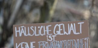 Protestaktionen für mehr Schutz vor Gewalt an Frauen Rund 80 Prozent der betroffenen Menschen, die Gewalt in der Partnerschaft erleben, sind Frauen (Archivbild).