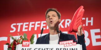 Krach will mit roten Schuhen ins Rote Rathaus laufen SPD-Spitzenkandidat Steffen Krach stellt sich auf einen langen Lauf ins Rote Rathaus ein.