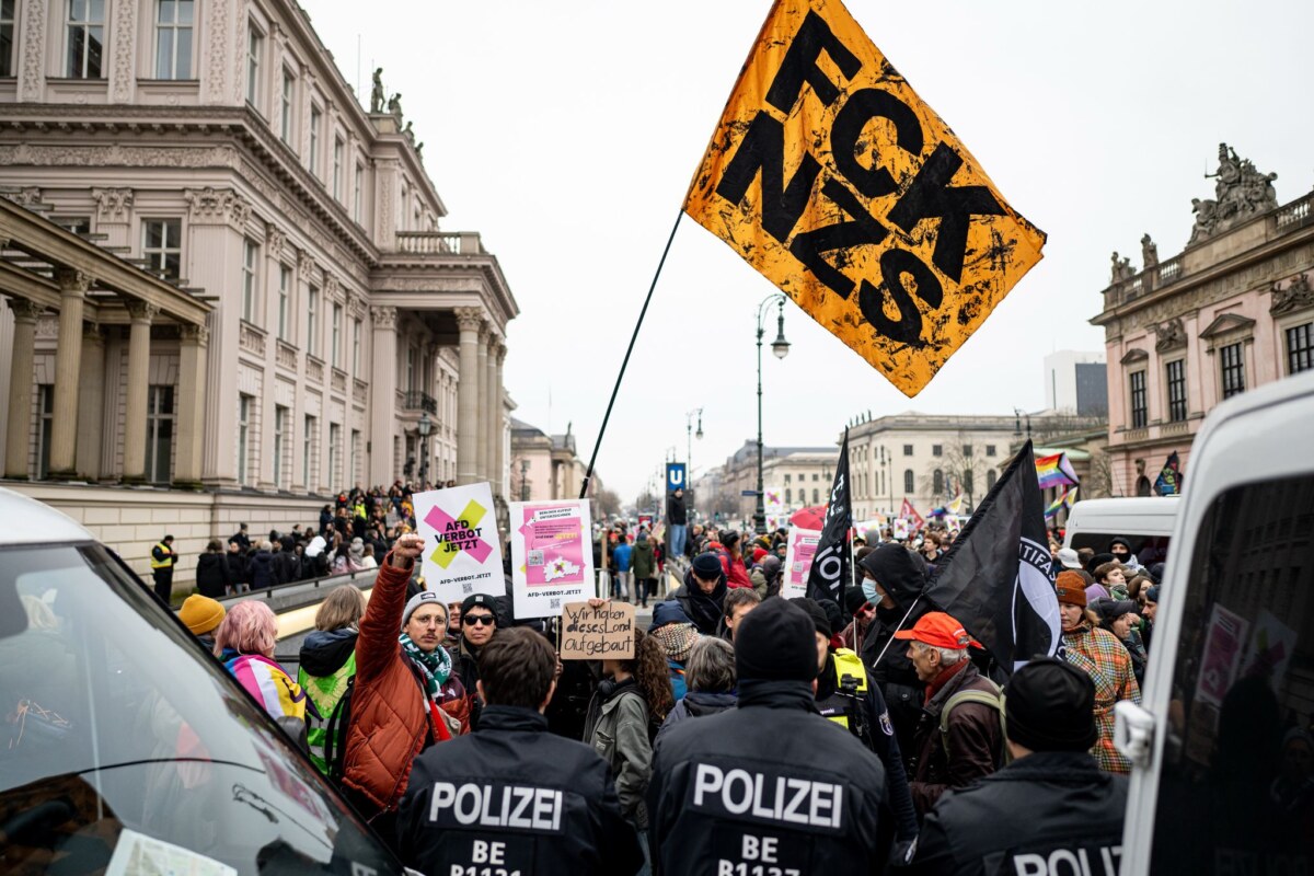 Gegenprotest gegen rechtsextreme Demo Laut Polizei nehmen rund 1.000 Menschen an der Gegendemo teil.