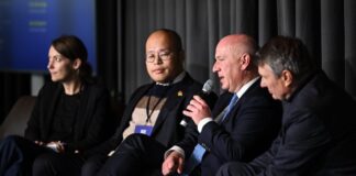 Oppositionelle warnen: Diktaturen vernetzen sich weltweit Oppositionelle und politisch Verfolgte aus Diktaturen betonen in Berlin den Wert von Freiheit und Demokratie.