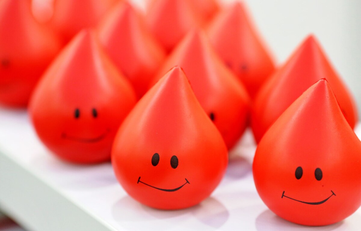 Bluttropfen aus Kunststoff Eine Blutspende dauert etwa sieben bis zehn Minuten (Symbolbild).