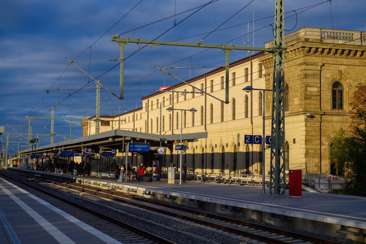Magdeburger Hauptbahnhof Pendlerzüge sind ab dem 17. November wieder zwischen Magdeburg und Berlin unterwegs. (Archivbild)
