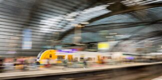 Bahnreisende überwältigen Mann mit Messer im RE1 Bahnreisende konnten den Mann entwaffnen. (Symbolbild)