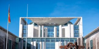 Pro-Palästina-Aktivisten beschmieren Kanzleramt Die Farbe ist mittlerweile wieder ab. (Symbolbild)