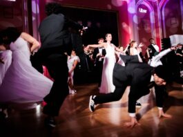 Sneaker zum Ballkleid: Berlin feiert ersten Hip-Hop-Ball Tänzer eröffnen mit einer Tanzperformance den Hip-Hop Ball im Roten Rathaus.