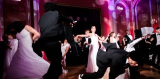 Sneaker zum Ballkleid: Berlin feiert ersten Hip-Hop-Ball Tänzer eröffnen mit einer Tanzperformance den Hip-Hop Ball im Roten Rathaus.