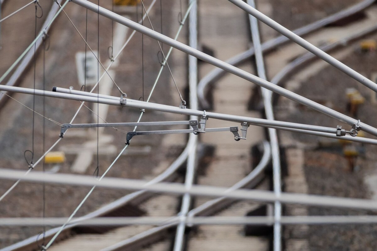 Oberleitung Techniker versuchen die beschädigte Leitung zu reparieren. (Symbolbild)