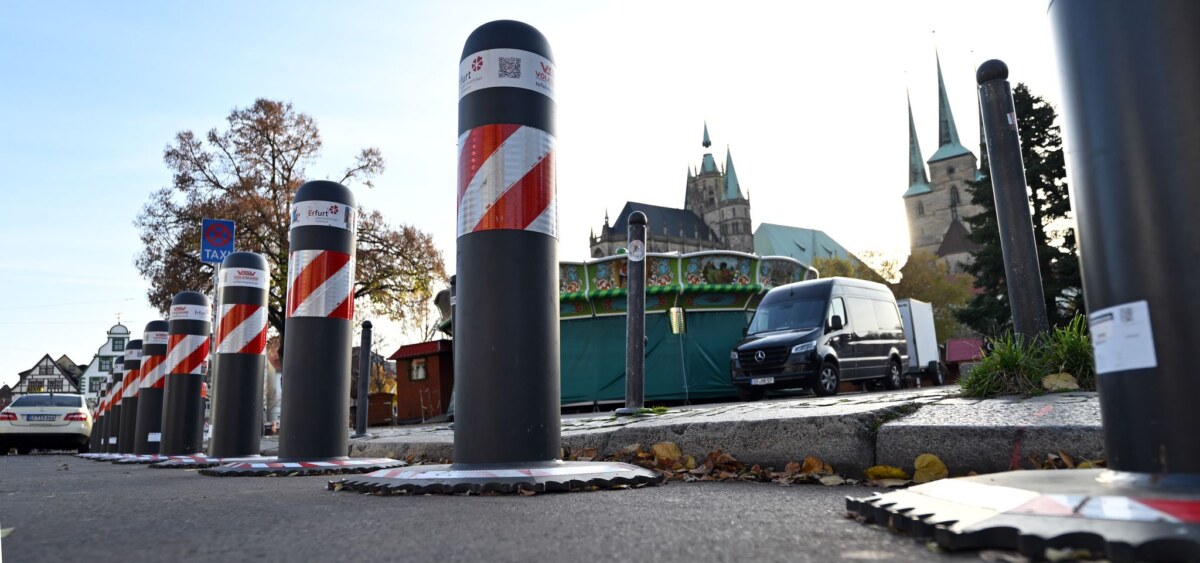 Sicherheit auf Thüringer Weihnachtsmärkten Die deutschen Weihnachtsmärkte werden wie hier in Erfurt mit Pollern und anderen Sperren gesichert.