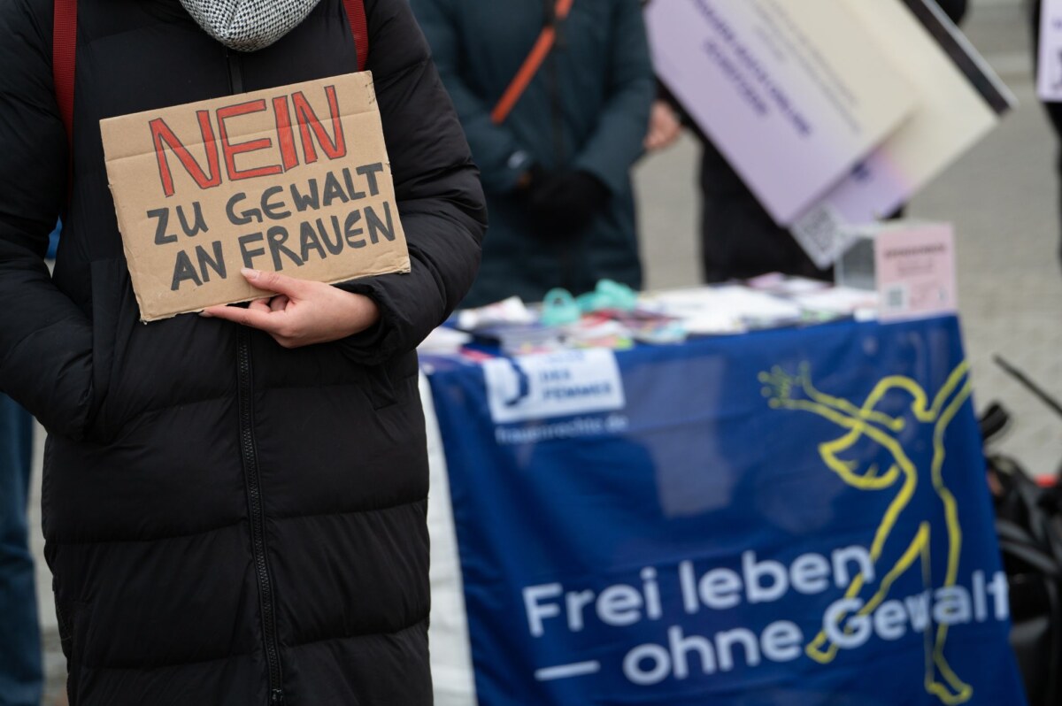 Internationaler Tag gegen Gewalt an Frauen - Aktion in Berlin Rund 80 Prozent der betroffenen Menschen, die Gewalt in der Partnerschaft erleben, sind Frauen.