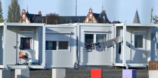 Bau neuer Flüchtlingsunterkünfte gestoppt Am früheren Flughafen Tempelhof befindet sich eine große Notunterkunft für geflüchtete Menschen. (Archivbild)