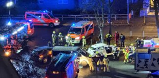 Feuerwehr befreit nach Unfall in Moabit Beifahrer aus Auto Einsatzkräfte der Feuerwehr und des Rettungsdienstes arbeiten an der Unfallstelle in Berlin-Moabit.