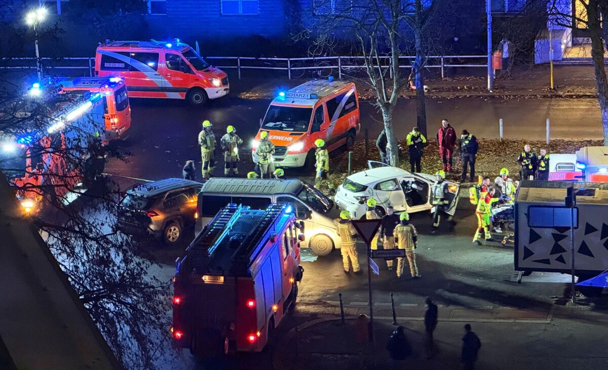 Unfall mit drei Autos in Berlin-Moabit Einsatzkräfte der Feuerwehr und des Rettungsdienstes arbeiten an der Unfallstelle in Berlin-Moabit.