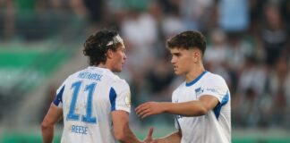 Hertha BSC hat Janne Berner (r) mit einem Profivertrag bis 2028 ausgestattet.