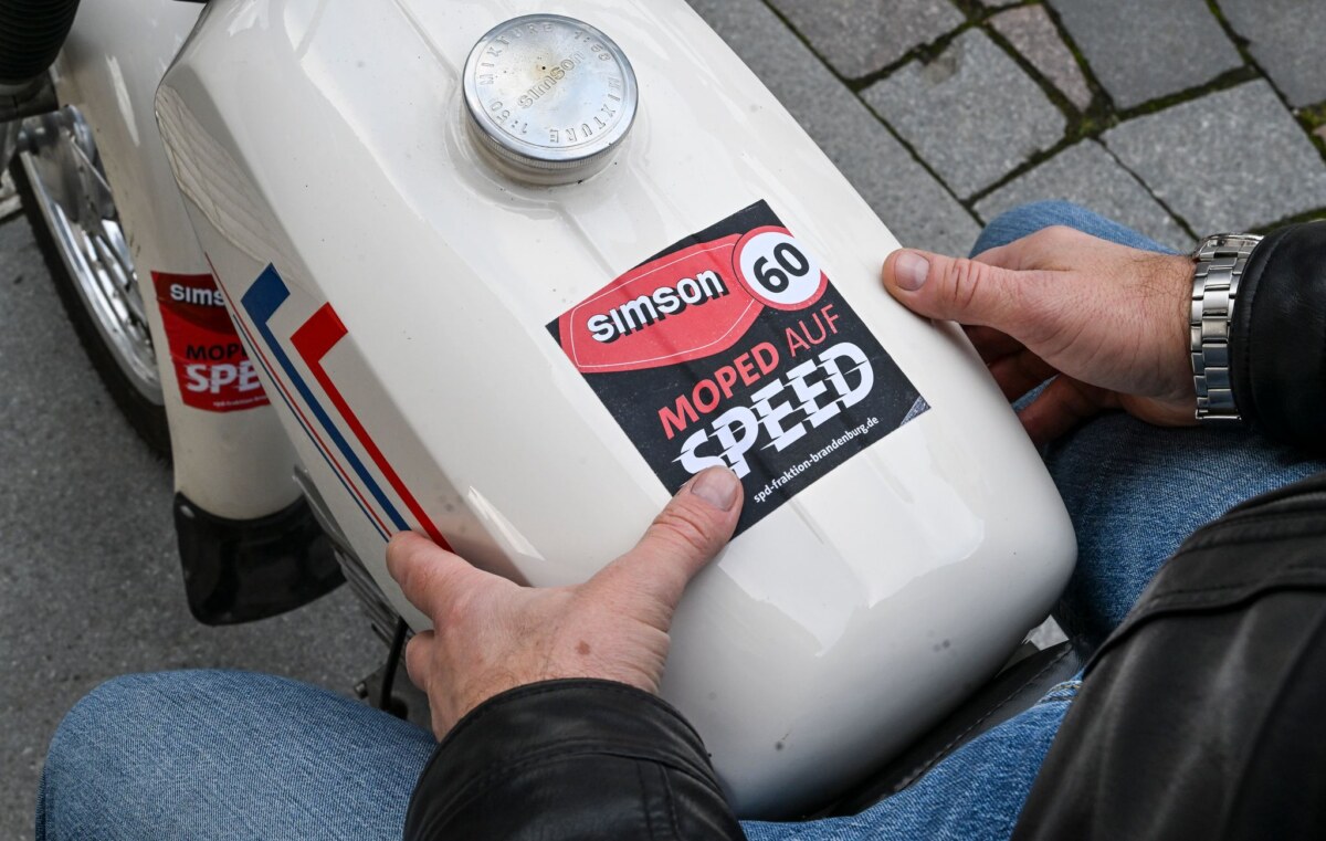 Debatte über die Simson Der brandenburgische Landtag setzt sich einstimmig dafür ein, Tempo 60 auch für re-importierte DDR-Zweiräder der Marke Simson zuzulassen. (Archivbild)