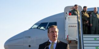 Neues Marine-Aufklärungsflugzeug in Deutschland angekommen Das neue Marine-Aufklärungsflugzeug Boeing P8-A Poseidon landete nach einer Überführung aus den USA in Berlin und wurde von Verteidigungsminister Pistorius begrüßt.