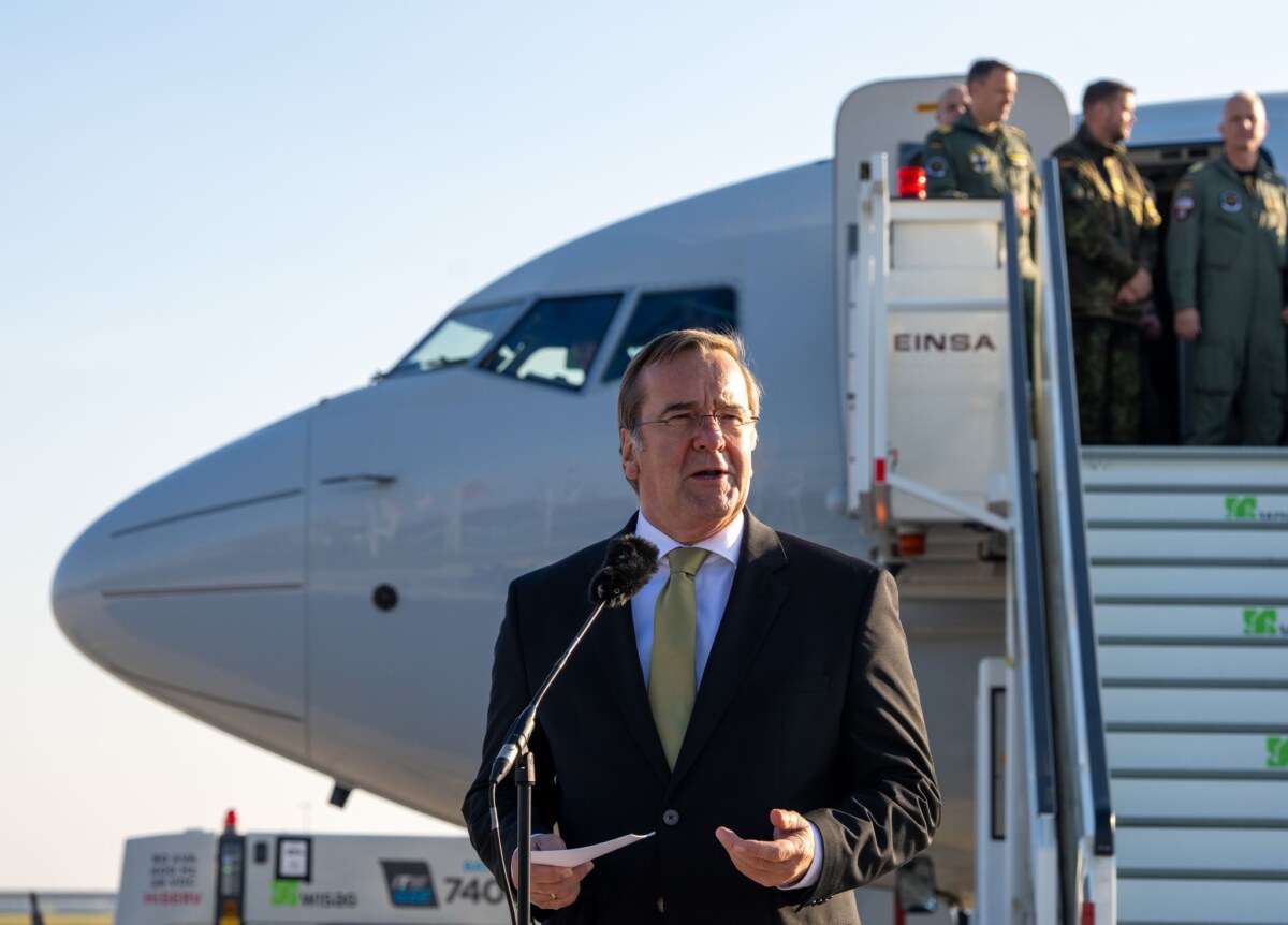 Neues Marine-Aufklärungsflugzeug in Berlin gelandet Das neue Marine-Aufklärungsflugzeug Boeing P8-A Poseidon landete nach einer Überführung aus den USA in Berlin und wurde von Verteidigungsminister Pistorius begrüßt.