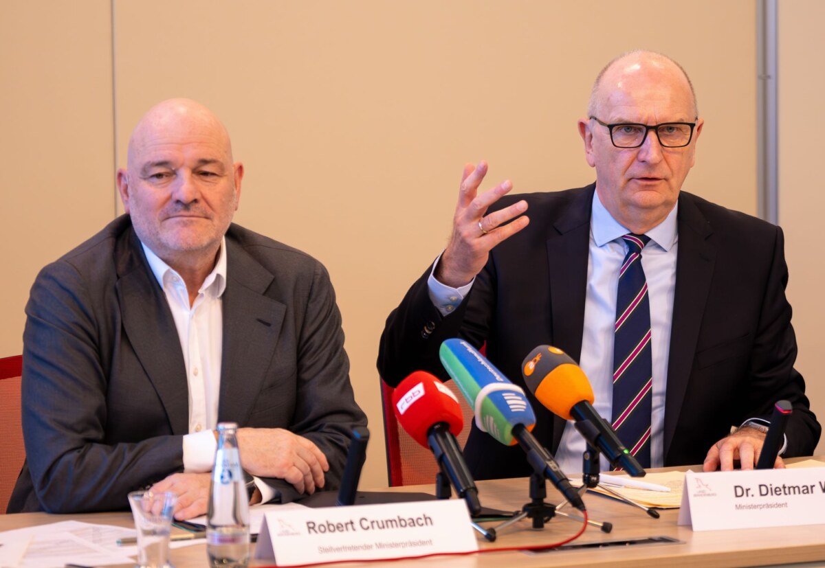 Brandenburger SPD/BSW-Regierung Die SPD/BSW-Regierung von Ministerpräsident Dietmar Woidke (SPD, rechts) und Vize-Regierungschef Robert Crumbach (BSW) ist seit fast einem Jahr im Amt - nun gibt es Streit über die Rundfunkpolitik. (Archivbild)