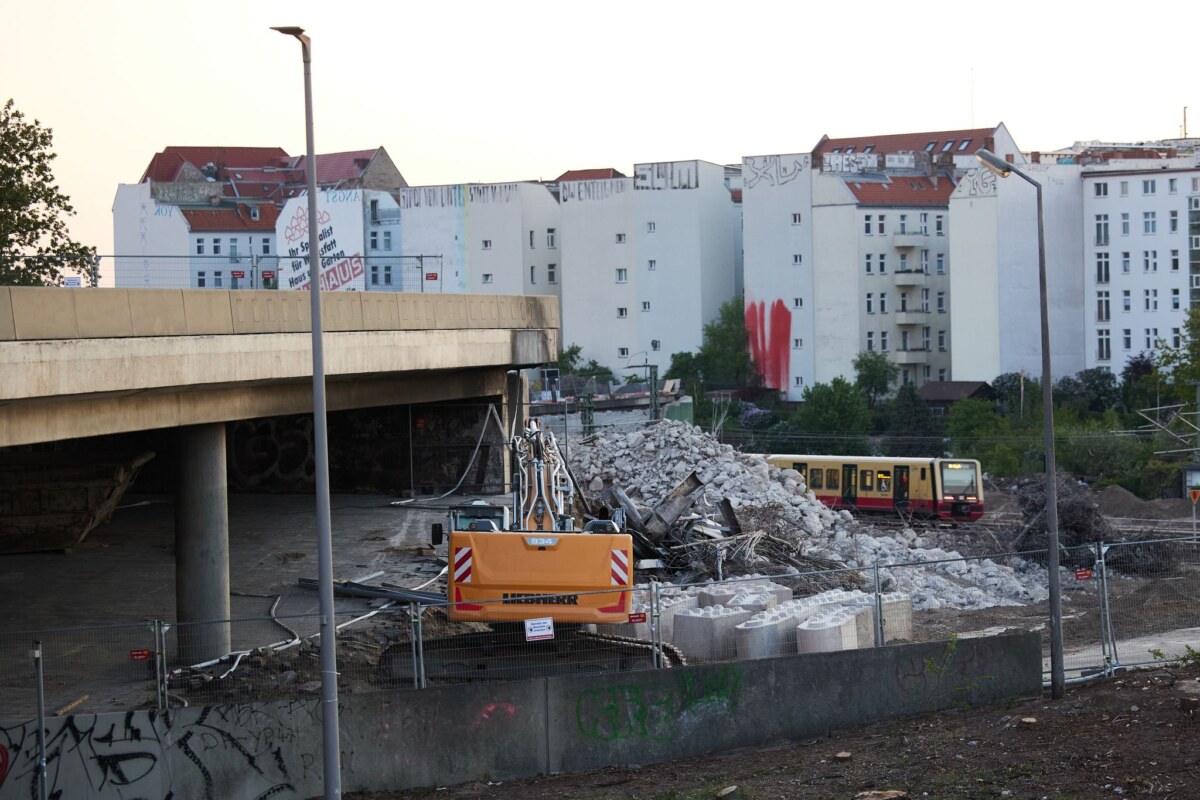 Nach dem Abriss der Ringbahn- und der Westendbrücke Der Auftrag für den Neubau der A100-Westendbrücke ist vergeben. (Archivbild)