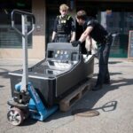 CDU: Kampf gegen Organisierte Kriminalität weiter verstärken Beamte transportieren einen Spielautomaten aus einem Lokal. (Archivbild)