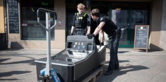 CDU: Kampf gegen Organisierte Kriminalität weiter verstärken Beamte transportieren einen Spielautomaten aus einem Lokal. (Archivbild)
