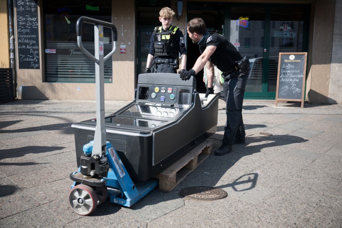 Durchsuchungen Glücksspiel Berlin Beamte transportieren einen Spielautomaten aus einem Lokal. (Archivbild)