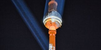 Fernsehturm angestrahlt: Greenpeace fordert mehr Klimaschutz Die Umweltschutz-Organisation Greenpeace projiziert einen Appell auf den Berliner Fernsehturm.