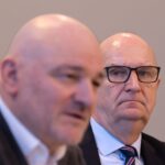 Ein Jahr SPD/BSW in Brandenburg – keine gemeinsame Bilanz? Brandenburgs Ministerpräsident Dietmar Woidke (SPD) (rechts) und Finanzminister Robert Crumbach (BSW) (links) sind bald ein Jahr in der Koalition. (Archivbild)