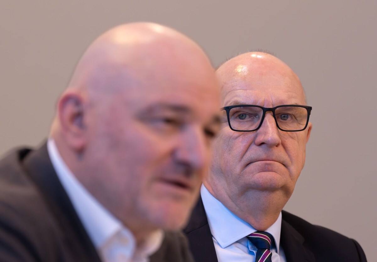 Ein Jahr Koalition in Brandenburg – bisher kein Bilanztermin Brandenburgs Ministerpräsident Dietmar Woidke (SPD) (rechts) und Finanzminister Robert Crumbach (BSW) (links) sind bald ein Jahr in der Koalition. (Archivbild)