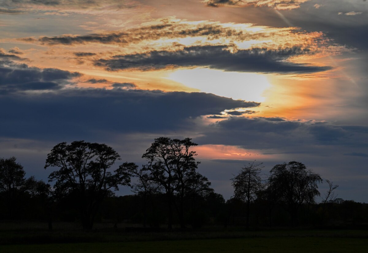 Abendrot Auch am Samstag zeigt sich zunächst die Sonne über Berlin und Brandenburg. (Symbolbild)
