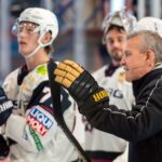 Trotz Siegen: Eisbären sind noch auf der Suche nach Konstanz Cheftrainer Serge Aubin (r.) sieht bei den Eisbären Berlin noch Verbesserungsbedarf.