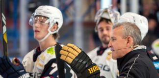 Trotz Siegen: Eisbären sind noch auf der Suche nach Konstanz Cheftrainer Serge Aubin (r.) sieht bei den Eisbären Berlin noch Verbesserungsbedarf.