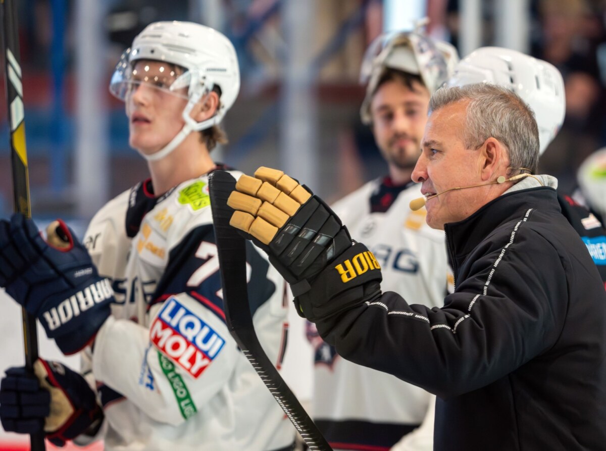 Erstes öffentliches Training der Eisbären Berlin Cheftrainer Serge Aubin (r.) sieht bei den Eisbären Berlin noch Verbesserungsbedarf.